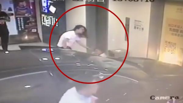 惠州一女司机驾车直冲电梯口撞多人