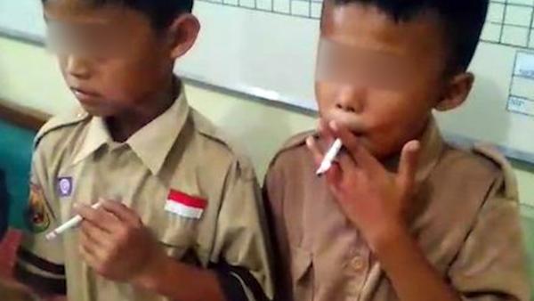 印尼小学生抽烟，校方惩罚再抽几根