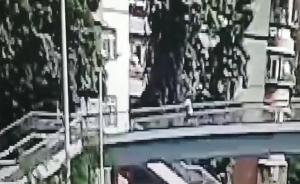 男子骑小黄车碰撞天桥护栏后跌亡，深圳警方：正鉴定刹车问题