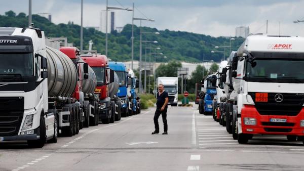 法国抗议升级：农民和卡车司机宣布加入