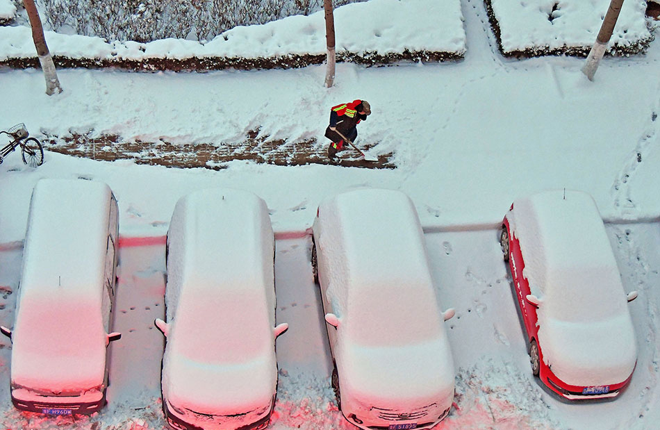 03-2018年12月7日，环卫工人在山东省烟台市福山区街头清理积雪。
