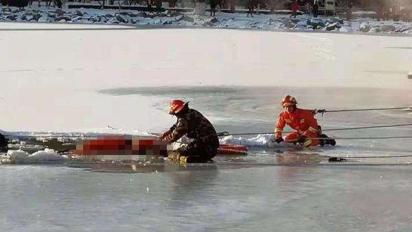 大爷坠湖身亡，23岁消防员救人牺牲