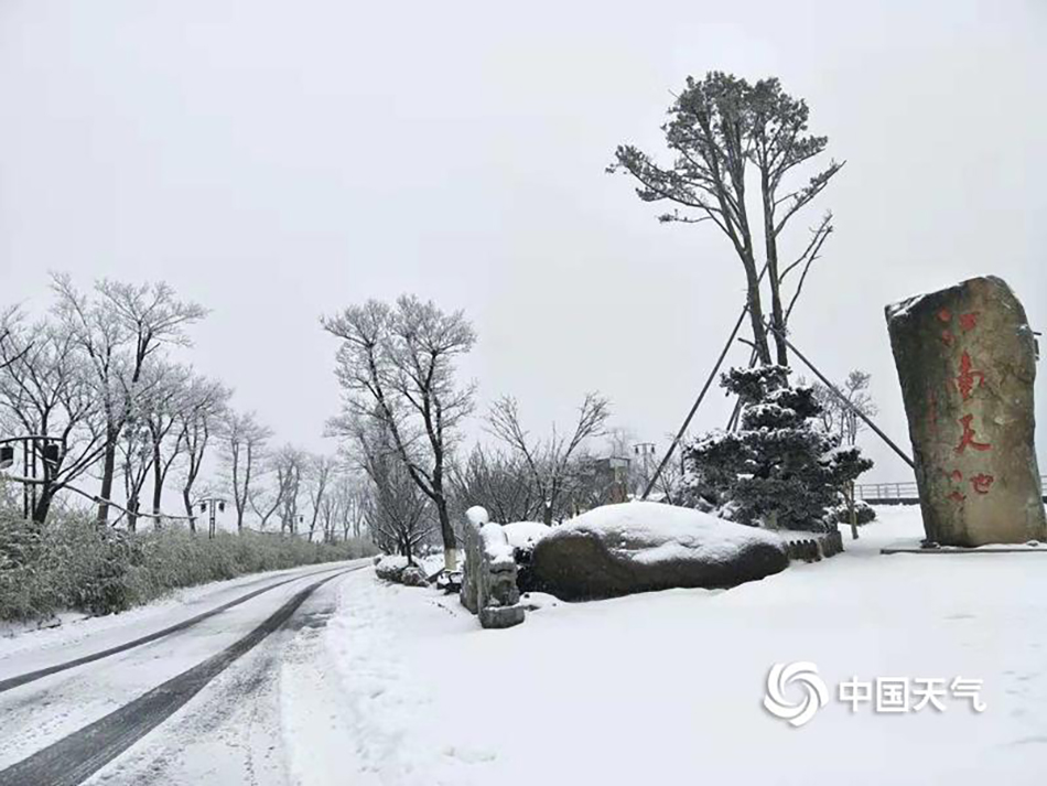 12月6日傍晚，浙江湖州安吉江南天池迎来今冬初雪，7日早晨积雪深度已超过5厘米。  中国天气网 图
