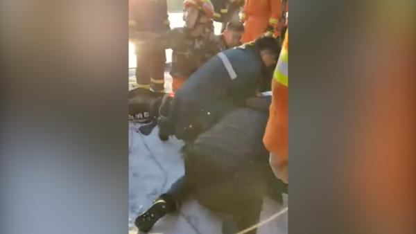 消防员救人牺牲，落水者被指冰面上拍照
