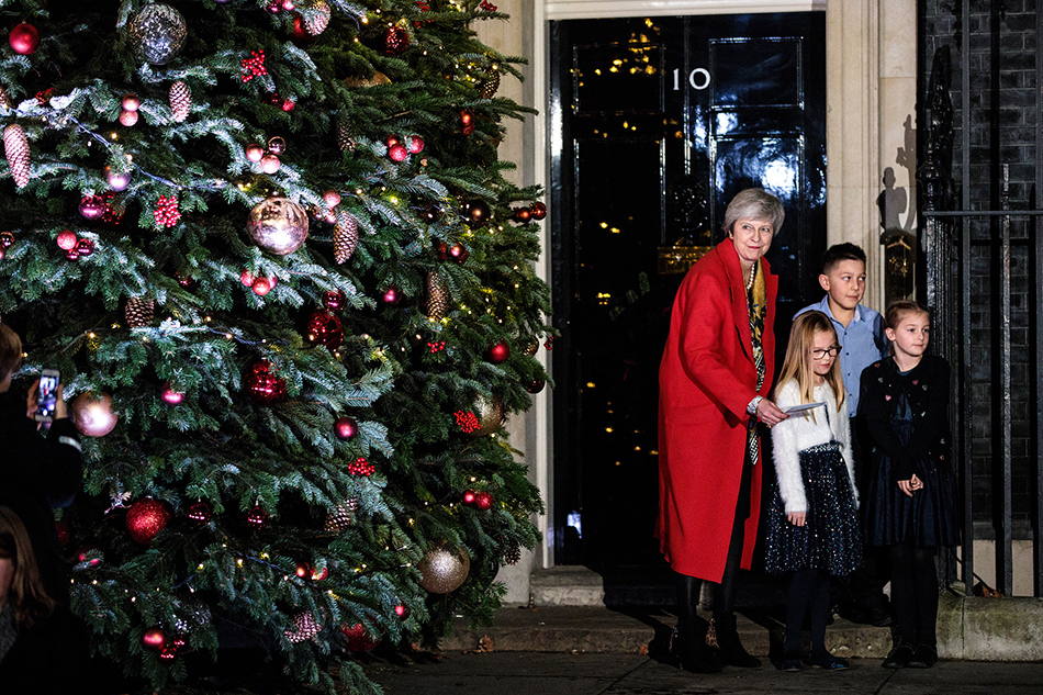 04-VCG31N1078148966当地时间2018年12月6日，英国伦敦，英国首相特蕾莎·梅和小学生一起点亮唐宁街10号外的圣诞树。LONDON,