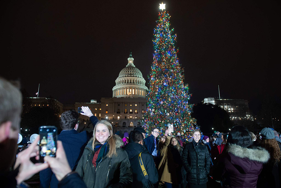 12VCG111180489210当地时间2018年12月6日，美国华盛顿，美国举行国会圣诞树亮灯仪式。美国国会自1964年以来，每年都会在国会山西草坪植下一棵圣诞树，并以彩灯装饰。