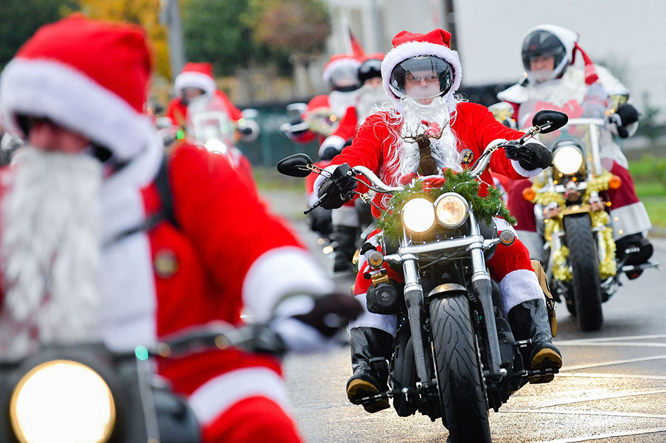 13VCG111180399313Motor cyclists dressed as Santa Claus ride their motorbikes during a charity event titled Harley Davidson riding Santas on December 6, 2018 in Lustadt, western Germany.