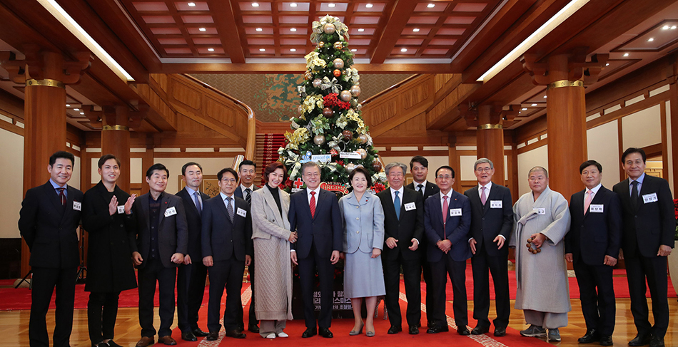 14当地时间2018年12月7日，韩国首尔，韩国总统府青瓦台举办圣诞节活动，总统文在寅偕夫人金正淑出席，与15个社会福利团体的捐助者及宣传大使一同欣赏儿童合唱团的圣诞颂歌表演。