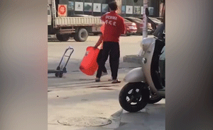 不滿被勸說,武館教練連扇環衛工數耳光