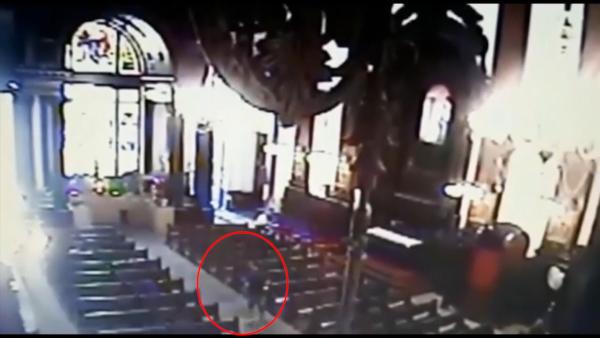 巴西教堂枪击视频：嫌犯开22枪后自杀