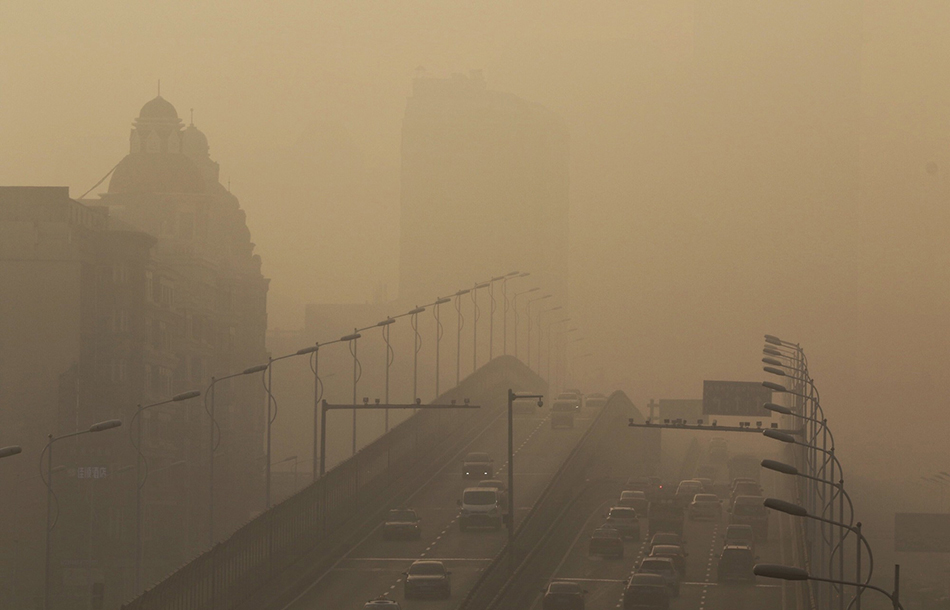 03-2018年12月12日，黑龙江省哈尔滨市，城区空气质量指数一度达到500的严重污染状态，城市楼群在烟雾若隐若现，不少机动车大白天打开雾灯，行人纷纷戴上口罩。