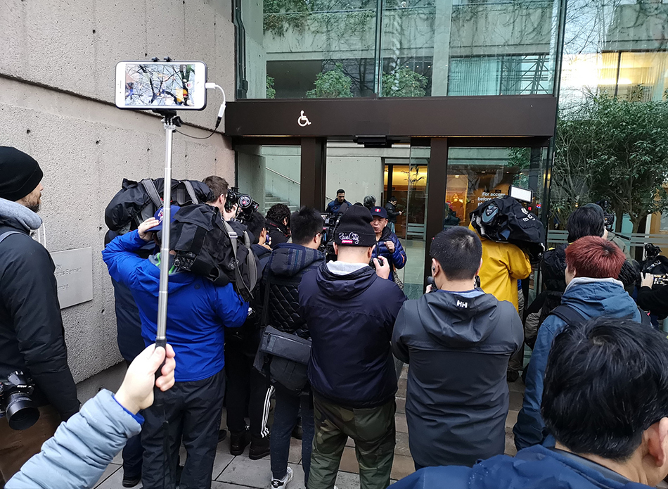 04-当地时间2018年12月11日，被加拿大拘押的中国公民孟晚舟当地时间11日下午获得保释。图为保释听证会后，媒体、支持者聚集在法院门外。