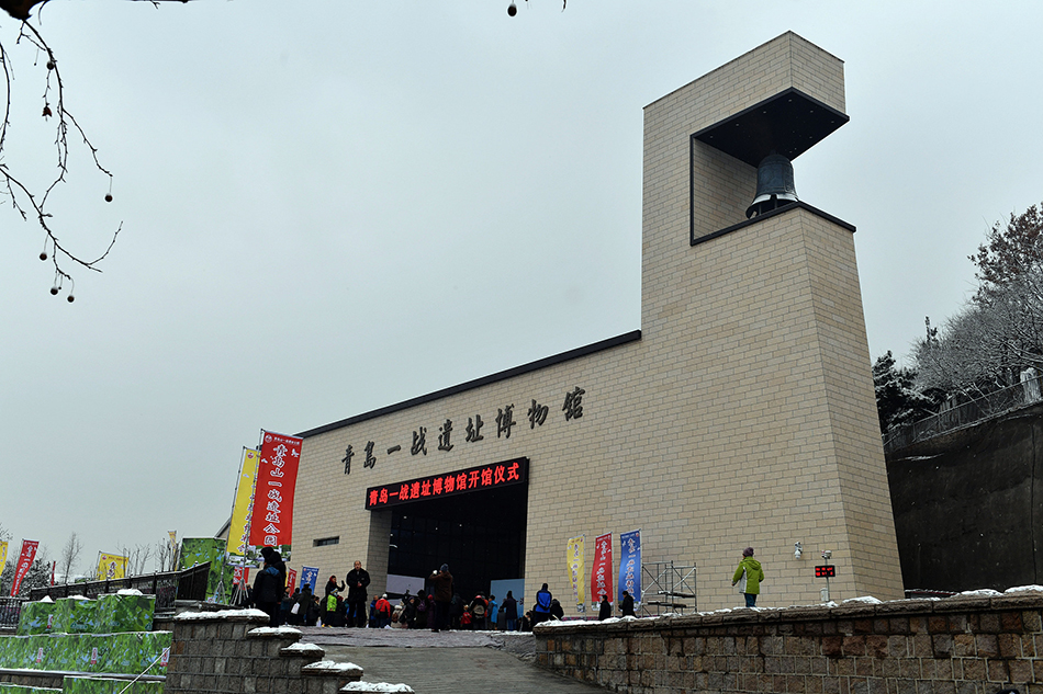 06-VCG1111812130182018年12月11日，青岛一战遗址博物馆在一战遗址公园广场开馆迎客，吸引很多市民前来参观。
