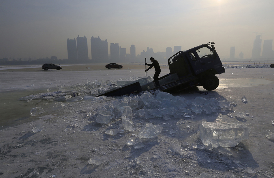 08-2018年12月11日，黑龙江省哈尔滨市，松花江北岸，接连有两台满载冰块的运冰车陷入江中，所幸无人员伤亡。