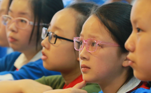 广东：严控“小眼镜”，小学一二年级不布置书面家庭作业