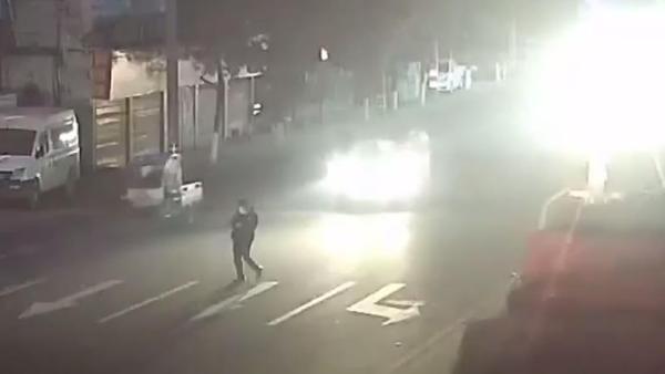 浙江男子横穿马路低头玩手机，被撞身亡