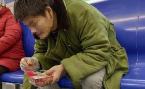男子在北京地铁车厢吃小龙虾被曝光，地铁方面称无强制执法权