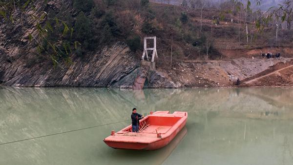 汉中洪水冲毁吊桥重建遇阻，政府称缺钱   