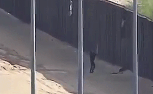 两少女翻美墨5.5米高边境墙摔下重伤