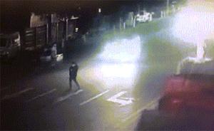 温州一男子凌晨低头玩手机横穿马路，被酒驾司机撞倒身亡