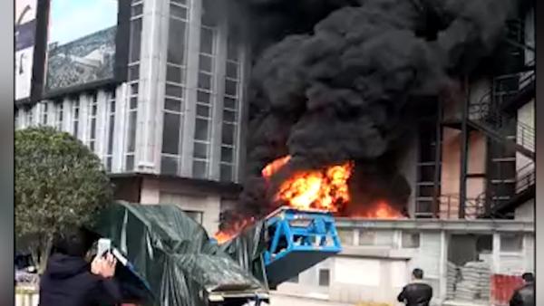 长沙一商场突发大火，疑小孩玩火失控