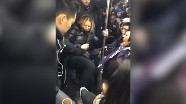 遭白人打骂，亚裔纽约地铁遇种族歧视