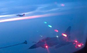 空军歼-10B夜间空中加油，锤炼全天候远程作战能力