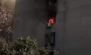 西安一小区住宅楼突发大火，老人六楼跳下身亡