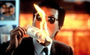 安徽一男子模仿“小马哥”用“百元大钞”点烟被查：烧的假钞