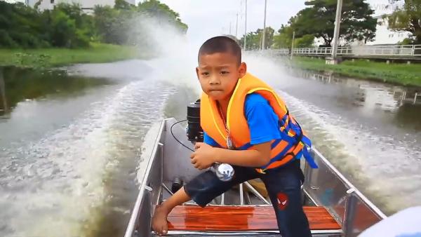 别人家的孩子：泰国5岁男童开快艇上学
