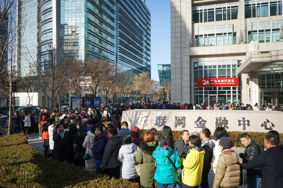 02-VCG1111821002792018年12月17日，北京，位于北京中关村互联网金融中心的ofo总部，退押金的已经从公司五层一直排到了一层的大楼外。