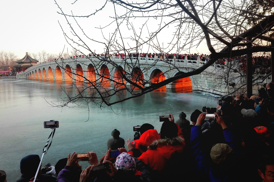 05-VCG1111822170382018年12月17日，北京颐和园十七孔桥正在上演“金光穿洞”，“金光穿洞”是颐和园的一道独特景观。