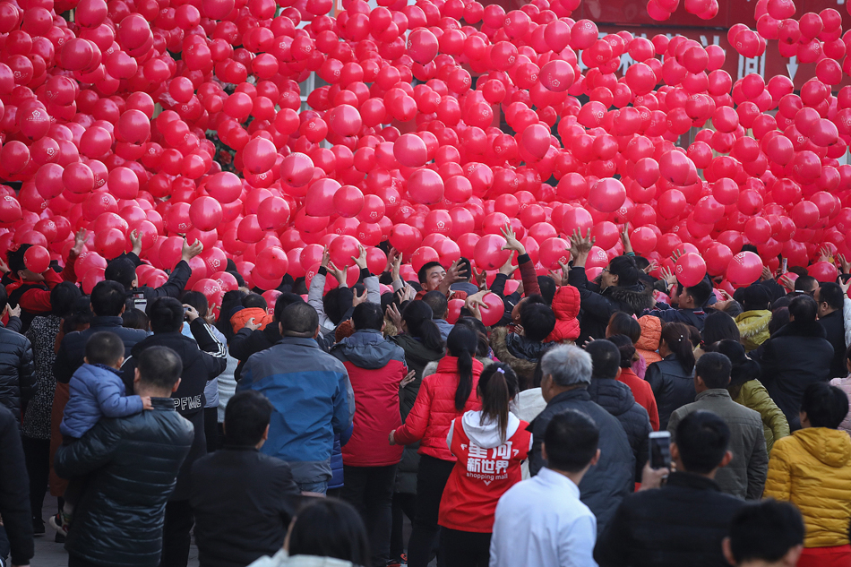 07-VCG1111820802752018年12月16日，山西省襄汾县星河新世界购物广场上空飘起了网红气球雨，上万支红色气球从空中飘落而下，3000张电影票等礼品免费送，吸引了众多市民争相围观。