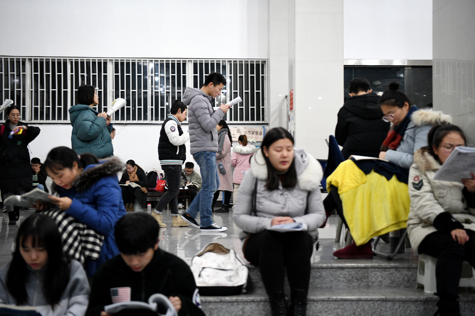 09-VCG1111821331572018年12月16日晚，武汉一高校图书馆，考研学生遍布图书馆各处抓紧复习，为研究生考试做最后冲刺。