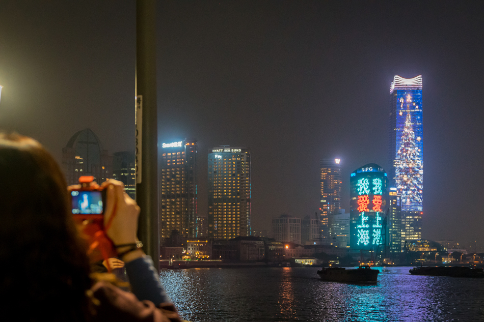 10-VCG1111821381152018年12月17日，上海，北外滩白玉兰广场塔身亮起了巨大的灯光圣诞树