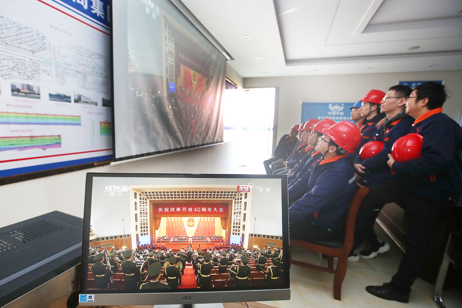 02-VCG1111822300672018年12月18日，江苏常州，工人通过投影大屏收看庆祝改革开放40周年大会直播。