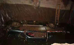 云南元谋一超载货车翻入蓄水池，车上6人溺水窒息遇难