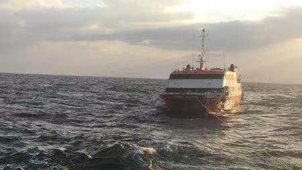 浙江渔民东海海域发现一条豪华游轮，船上空无一人，正拖回