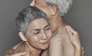 台湾70岁老夫妻裸体拥抱，拍下最特别的结婚纪念照