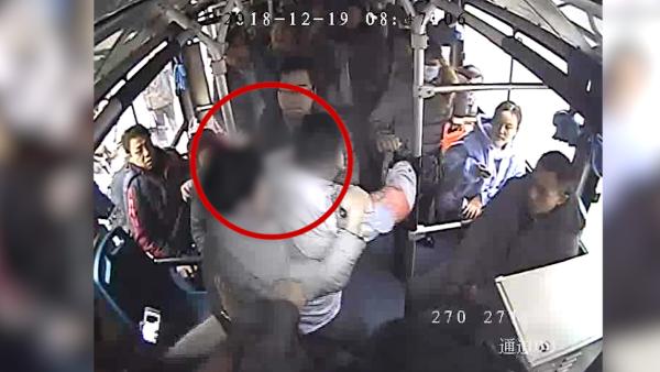 乘客公交车上猥亵，司机制止遭殴打出血