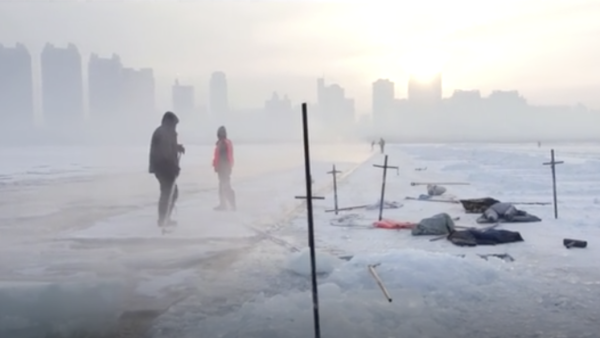 与冰结缘，靠冰吃饭，他们是松花江畔的采冰人