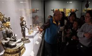 北京大爷连续12年做博物馆志愿讲解员，讲完常常收获掌声