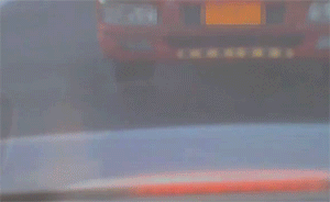 兩車高速上開斗氣車,互相別車致追尾