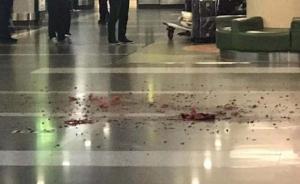 首都机场T2航站楼大厅内一男子燃放鞭炮被警方带走