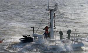 山东一货轮在潍坊海域沉没，1人已无生命体征，1人仍在搜救