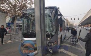 郑州公交撞龙门架13伤：司机操作不当