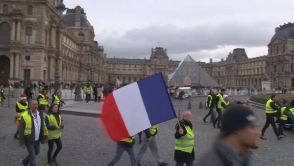 法国黄背心继续：抗议人数连续三周减半