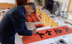 濰坊50歲農(nóng)民癡迷手寫(xiě)春聯(lián),23年不漲價(jià):傳統(tǒng)文化不能丟
