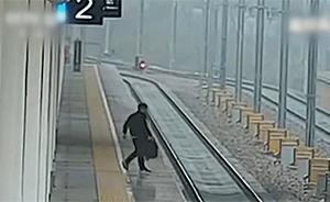 沒趕上動車,乘客一氣之下把包丟進軌道
