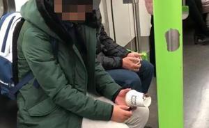 武汉一女子地铁车厢内点燃奶茶杯并扔向制止乘客，警方介入